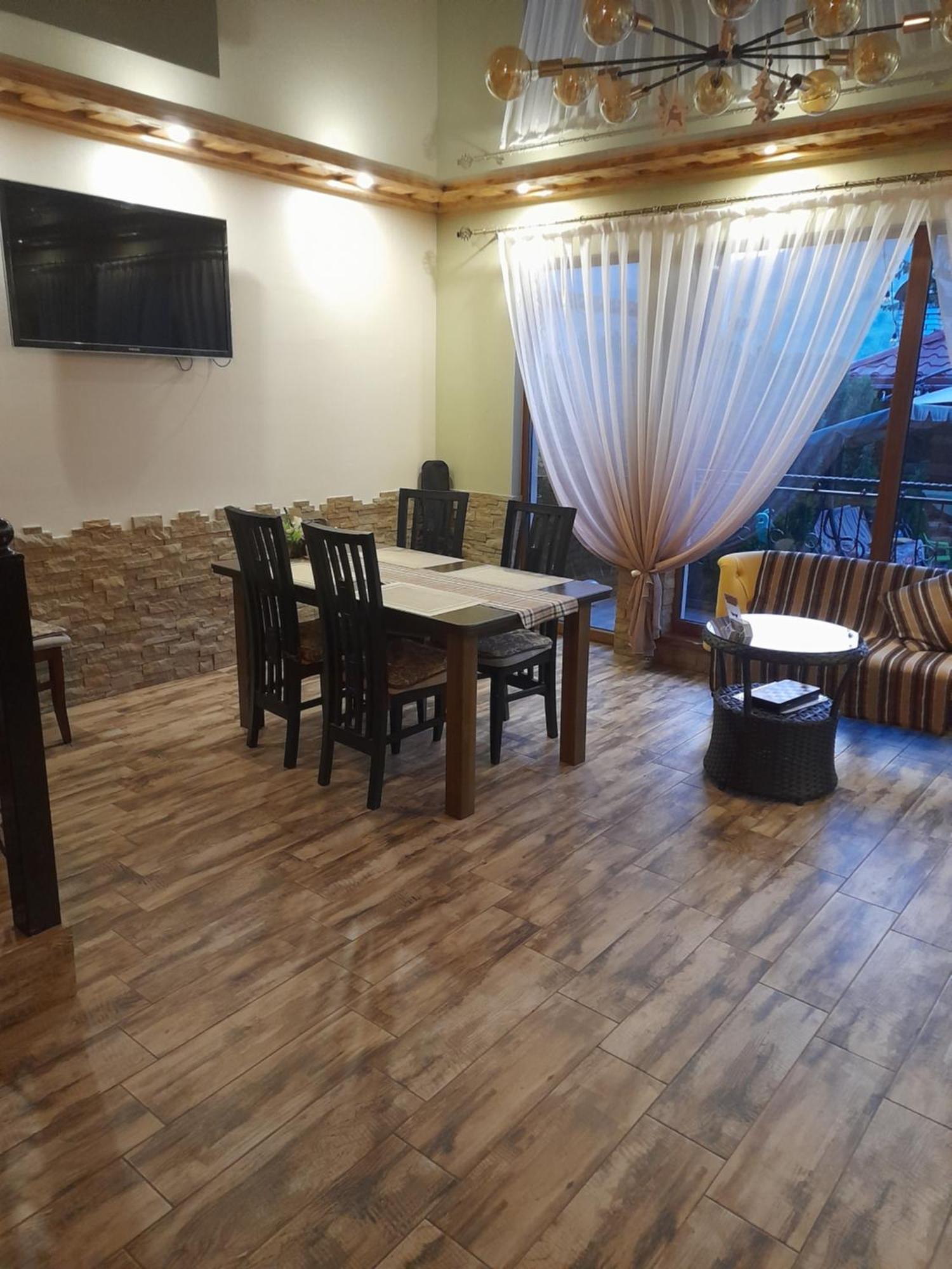 U Slavika Yasinia Exterior foto